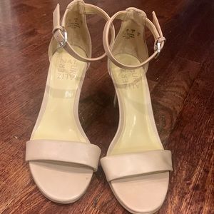 Naturalizer Size 5 Nude heels